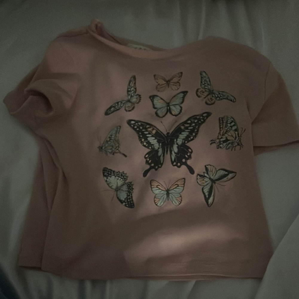 Cute baby tee juniors large with butterfly’s on it🦋🦋🦋